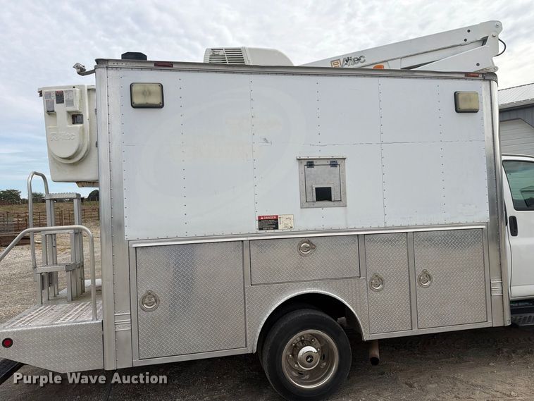 image for item FG3030 2008 GMC C5500 bucket truck