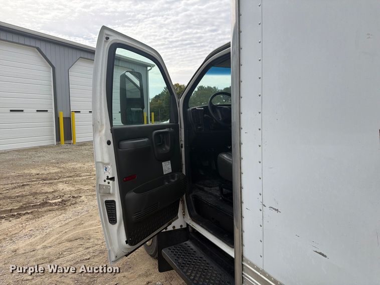 image for item FG3030 2008 GMC C5500 bucket truck
