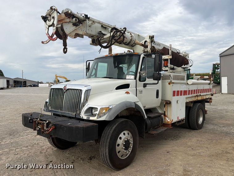 image for item FG3031 2002 International 7400 digger derrick truck