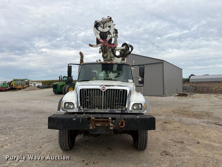 image for item FG3031 2002 International 7400 digger derrick truck