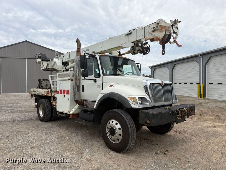 image for item FG3031 2002 International 7400 digger derrick truck