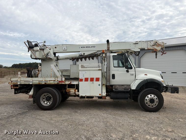 image for item FG3031 2002 International 7400 digger derrick truck