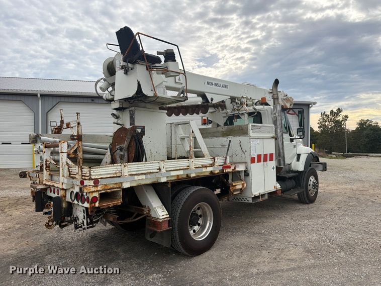 image for item FG3031 2002 International 7400 digger derrick truck