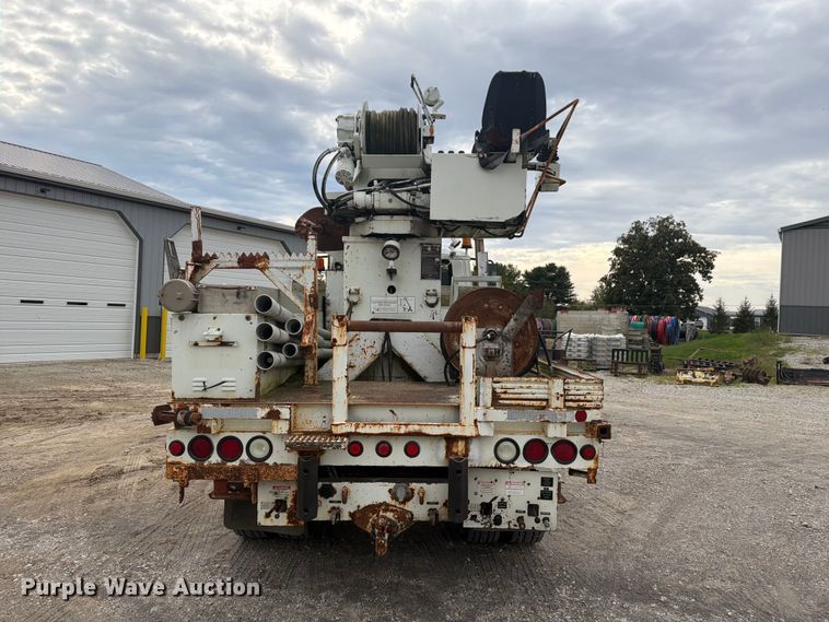 image for item FG3031 2002 International 7400 digger derrick truck