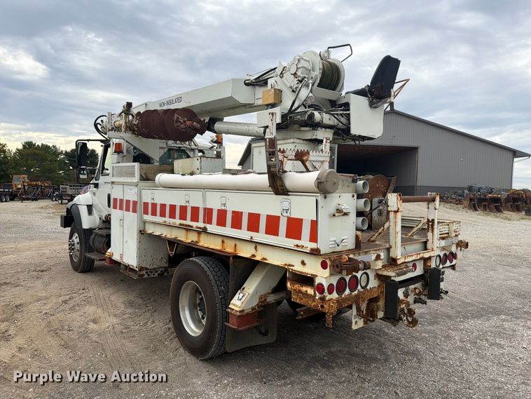 image for item FG3031 2002 International 7400 digger derrick truck