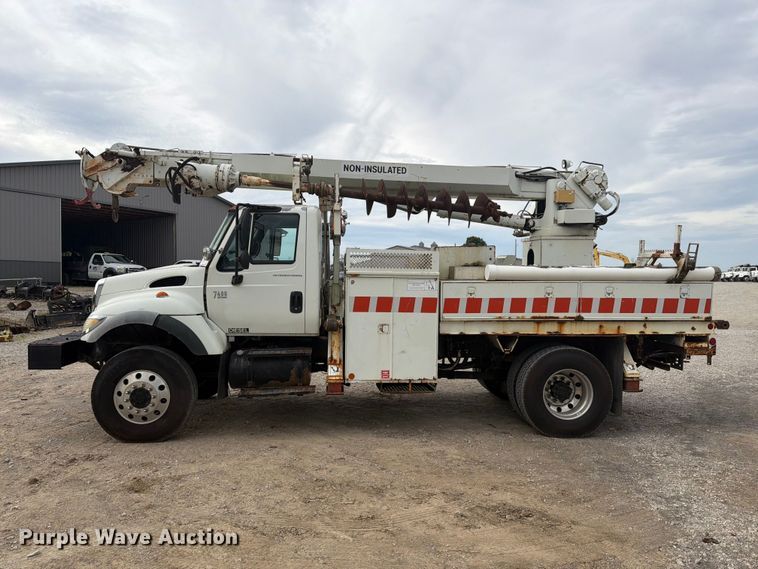 image for item FG3031 2002 International 7400 digger derrick truck