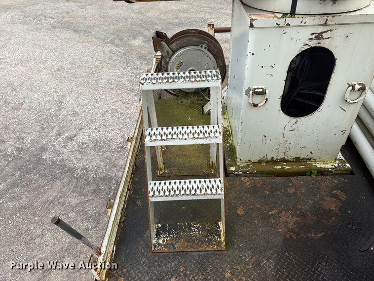 image for item FG3031 2002 International 7400 digger derrick truck