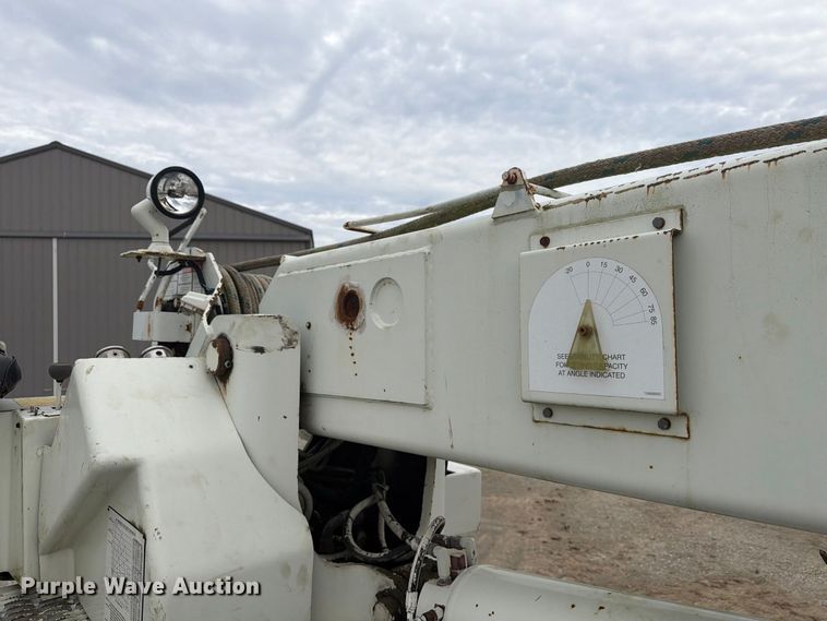 image for item FG3031 2002 International 7400 digger derrick truck