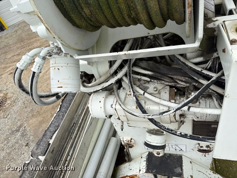 image for item FG3031 2002 International 7400 digger derrick truck