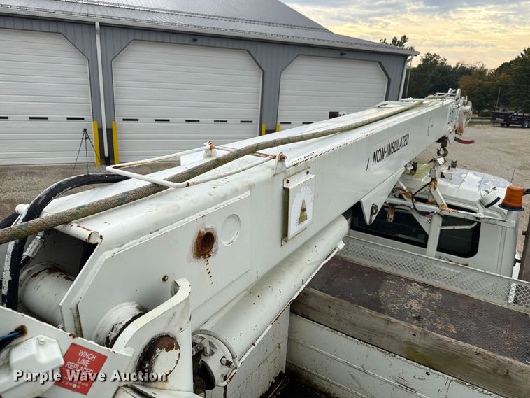 image for item FG3031 2002 International 7400 digger derrick truck