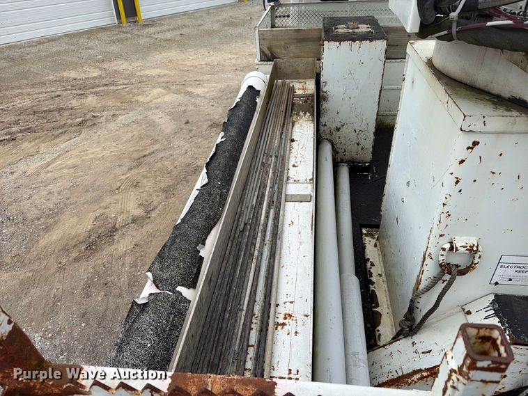 image for item FG3031 2002 International 7400 digger derrick truck