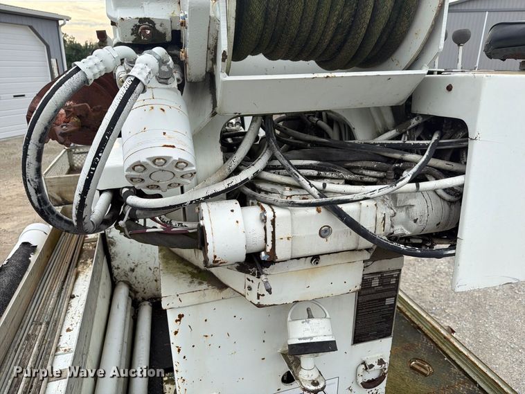 image for item FG3031 2002 International 7400 digger derrick truck
