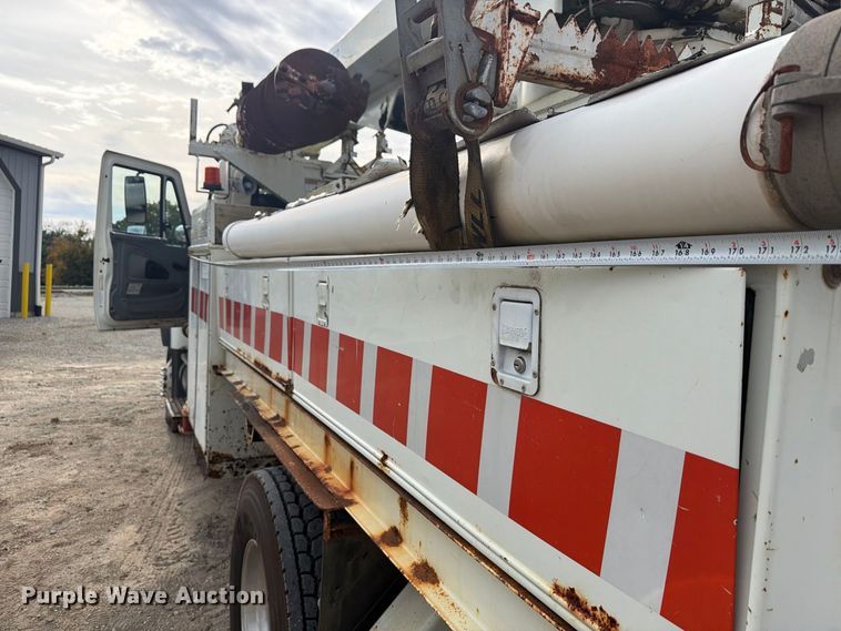 image for item FG3031 2002 International 7400 digger derrick truck