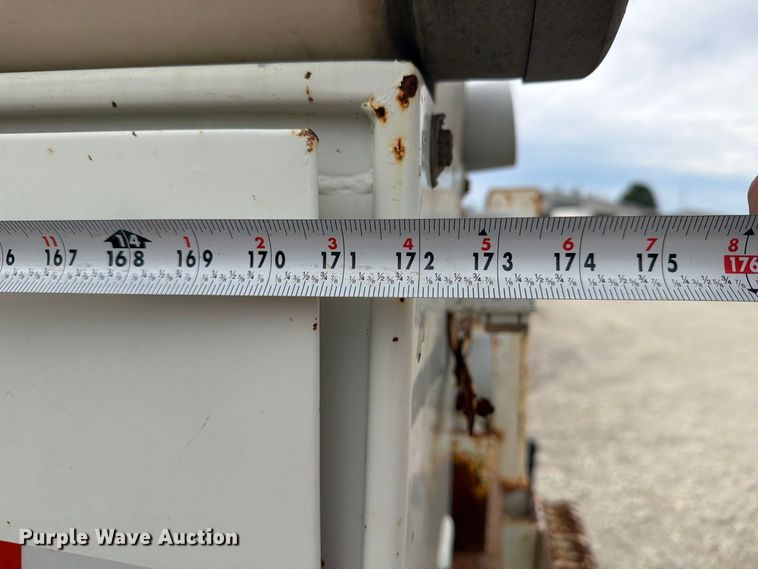 image for item FG3031 2002 International 7400 digger derrick truck