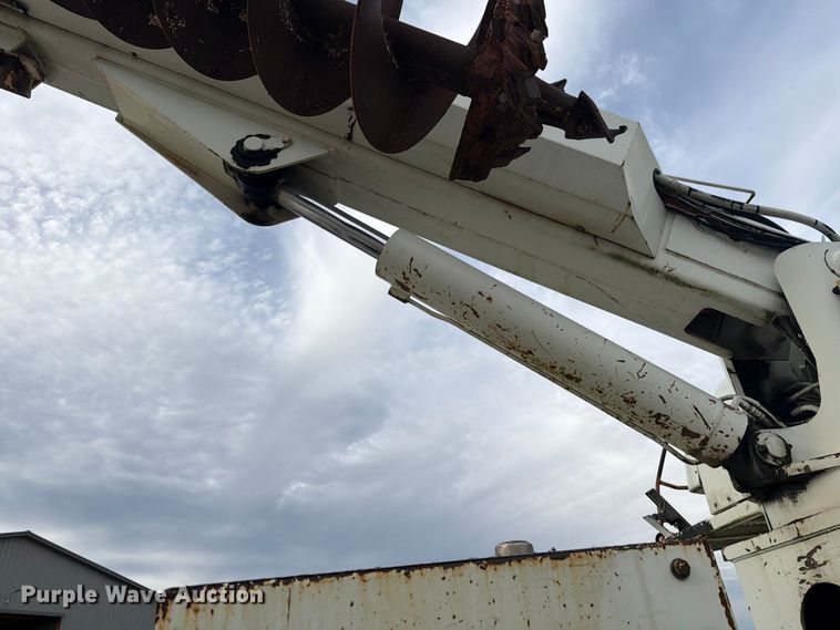 image for item FG3031 2002 International 7400 digger derrick truck