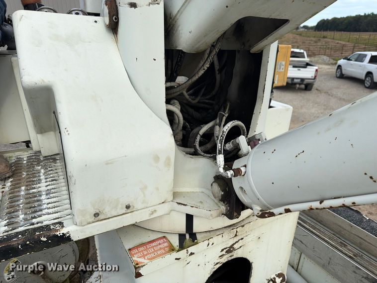 image for item FG3031 2002 International 7400 digger derrick truck