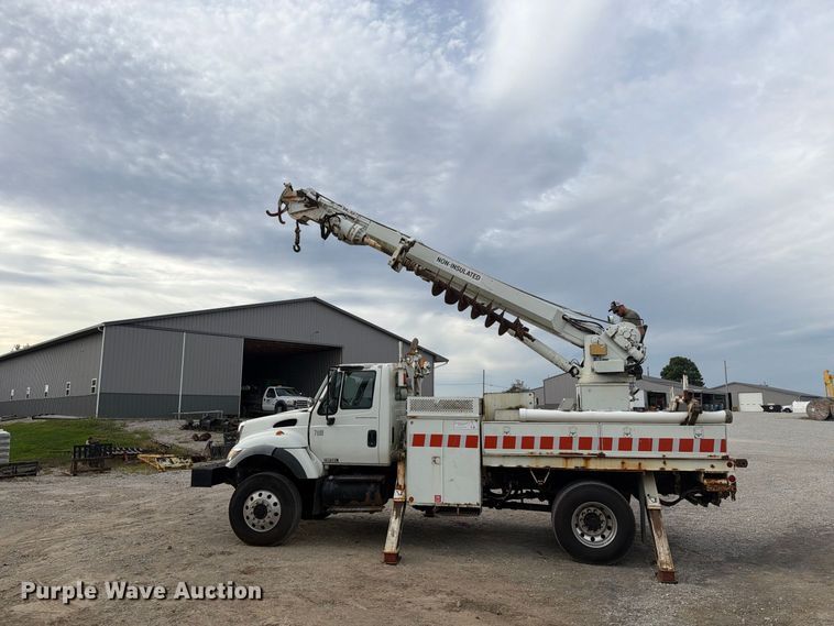 image for item FG3031 2002 International 7400 digger derrick truck