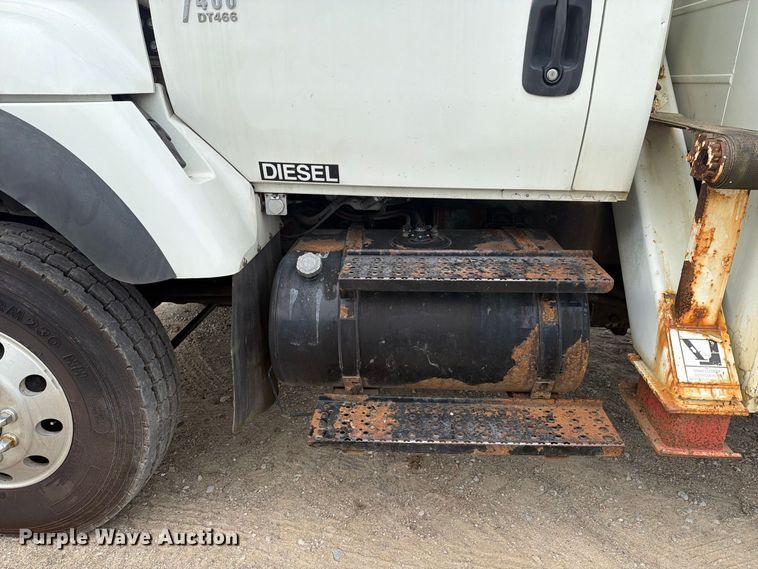 image for item FG3031 2002 International 7400 digger derrick truck