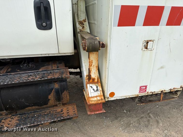 image for item FG3031 2002 International 7400 digger derrick truck