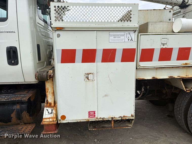 image for item FG3031 2002 International 7400 digger derrick truck
