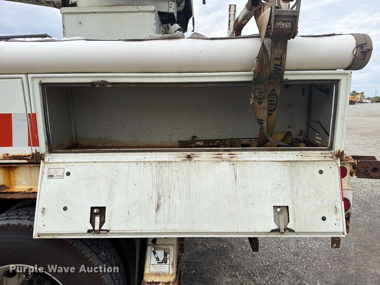 image for item FG3031 2002 International 7400 digger derrick truck