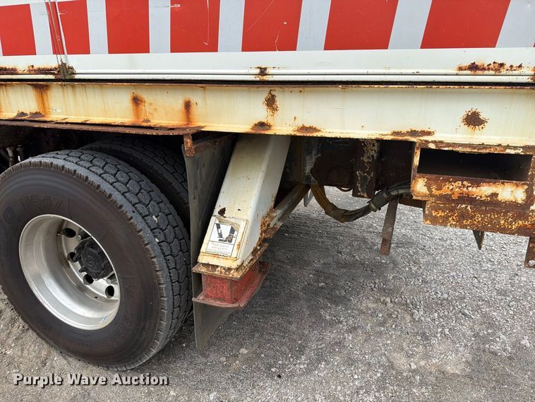 image for item FG3031 2002 International 7400 digger derrick truck