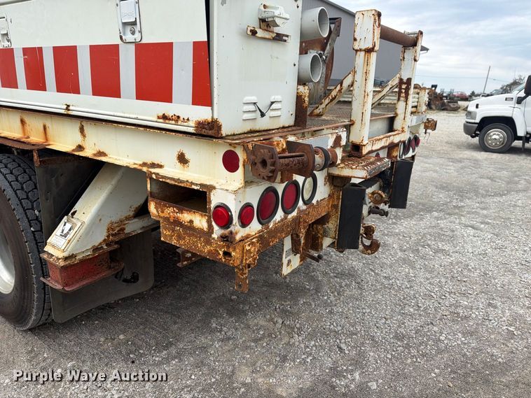 image for item FG3031 2002 International 7400 digger derrick truck