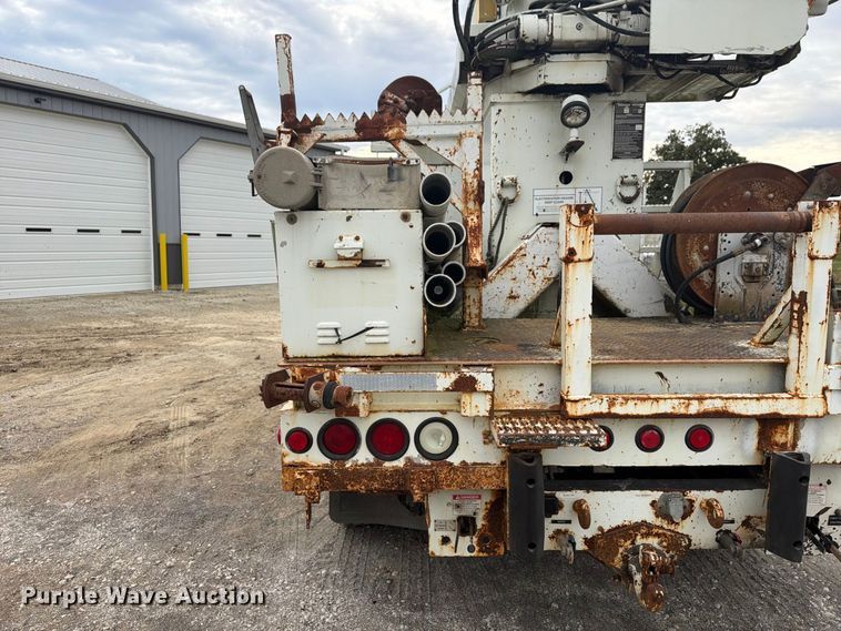 image for item FG3031 2002 International 7400 digger derrick truck