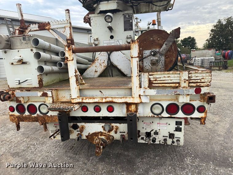 image for item FG3031 2002 International 7400 digger derrick truck