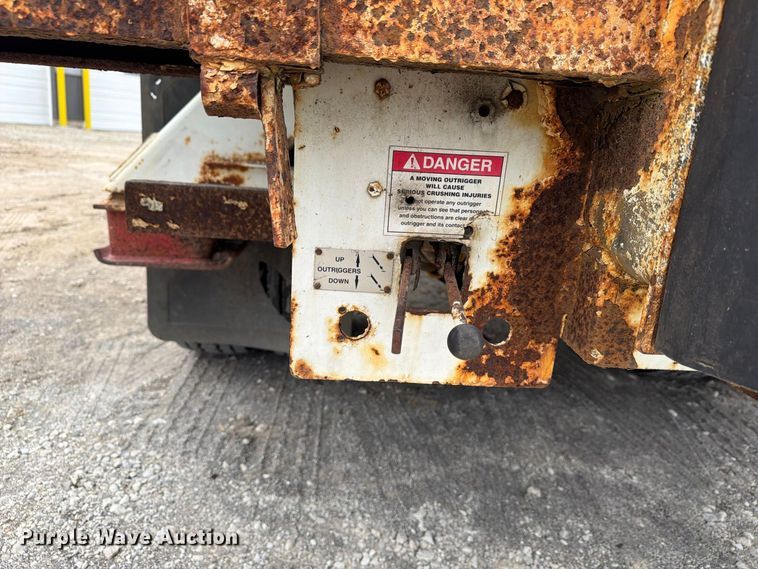 image for item FG3031 2002 International 7400 digger derrick truck