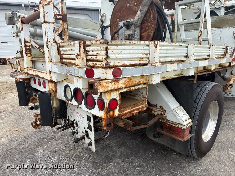 image for item FG3031 2002 International 7400 digger derrick truck