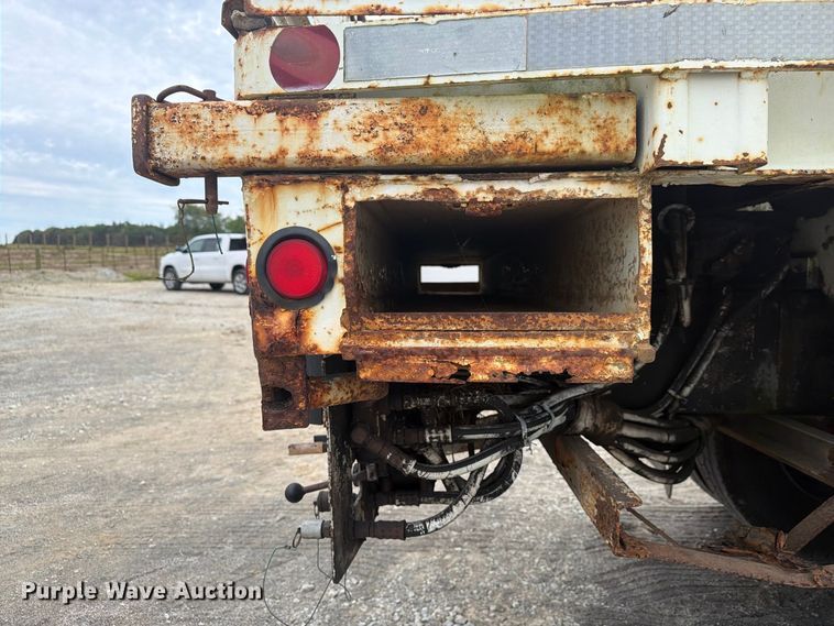 image for item FG3031 2002 International 7400 digger derrick truck
