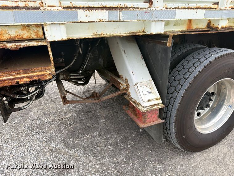 image for item FG3031 2002 International 7400 digger derrick truck