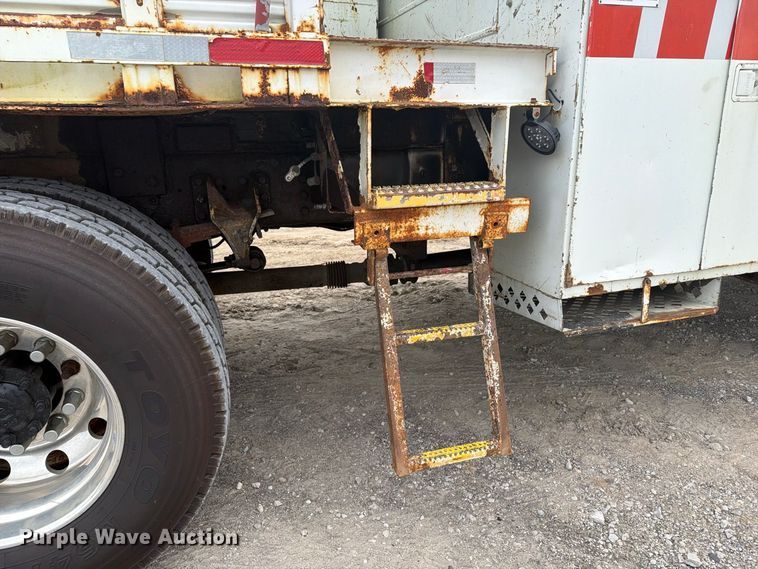 image for item FG3031 2002 International 7400 digger derrick truck