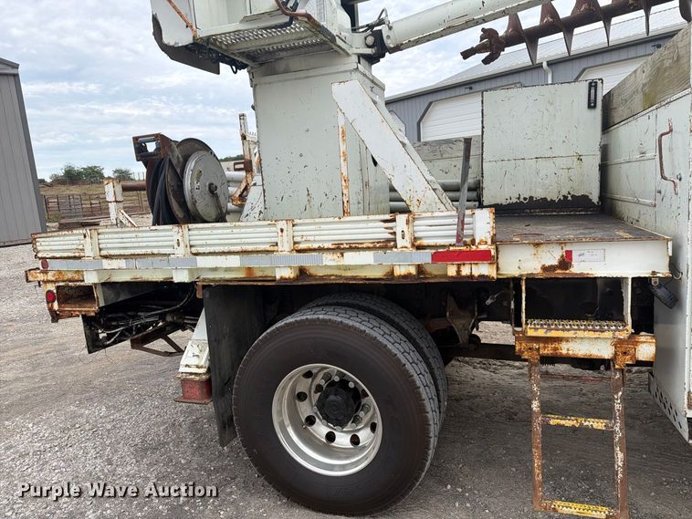 image for item FG3031 2002 International 7400 digger derrick truck