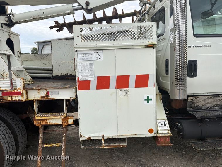 image for item FG3031 2002 International 7400 digger derrick truck