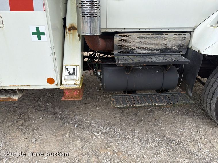image for item FG3031 2002 International 7400 digger derrick truck