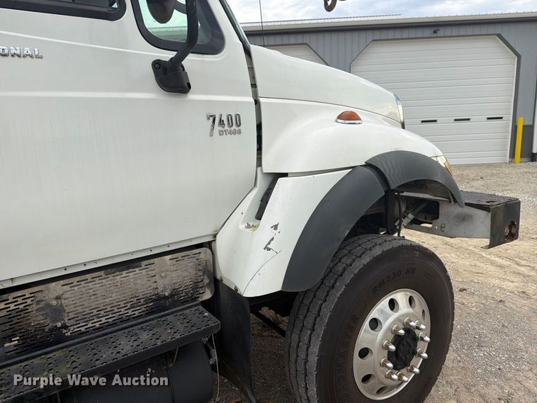 image for item FG3031 2002 International 7400 digger derrick truck
