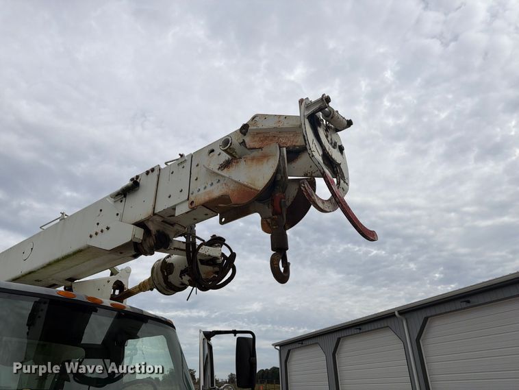 image for item FG3031 2002 International 7400 digger derrick truck