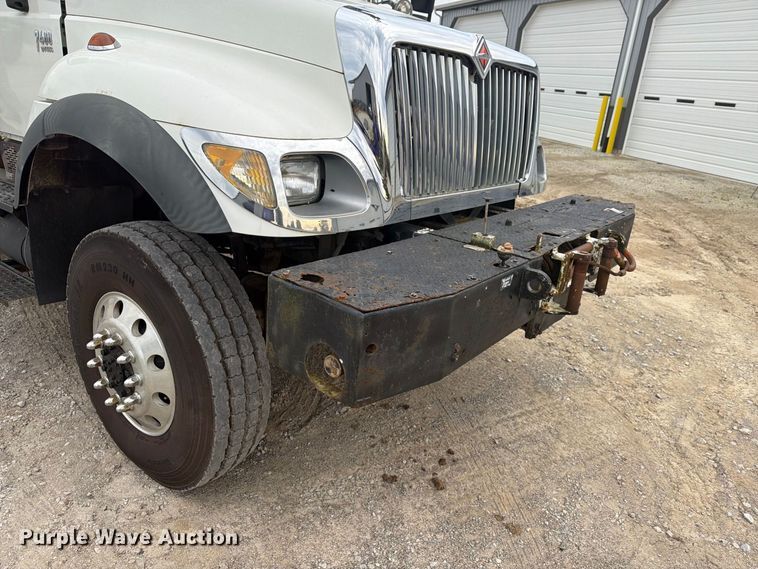 image for item FG3031 2002 International 7400 digger derrick truck