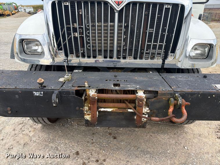 image for item FG3031 2002 International 7400 digger derrick truck