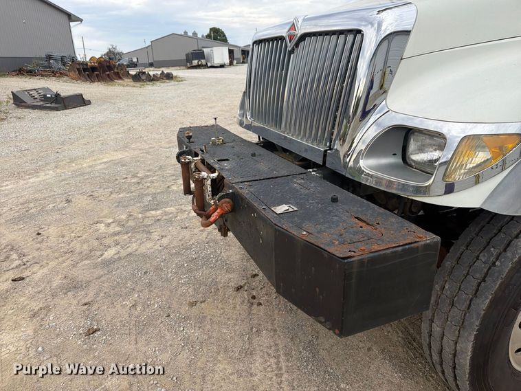 image for item FG3031 2002 International 7400 digger derrick truck