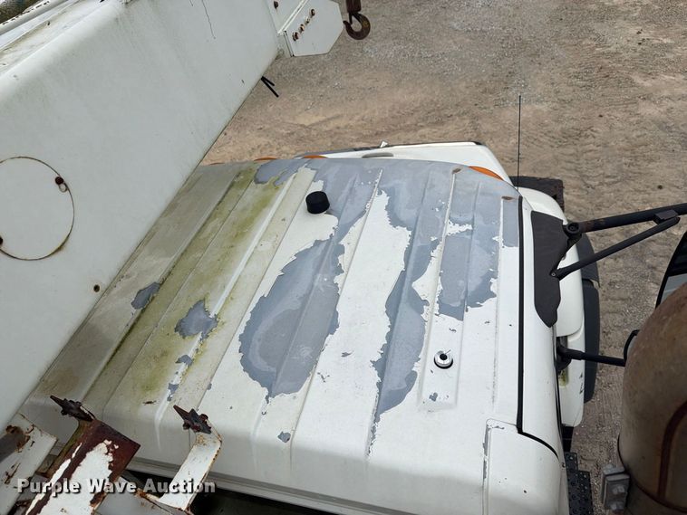 image for item FG3031 2002 International 7400 digger derrick truck