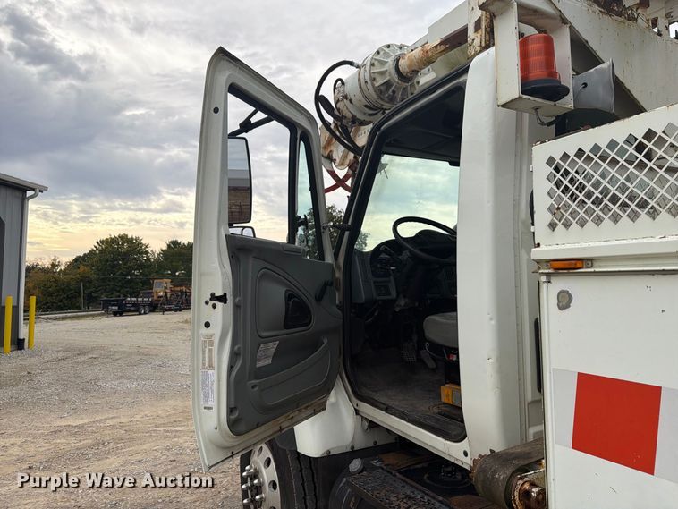 image for item FG3031 2002 International 7400 digger derrick truck