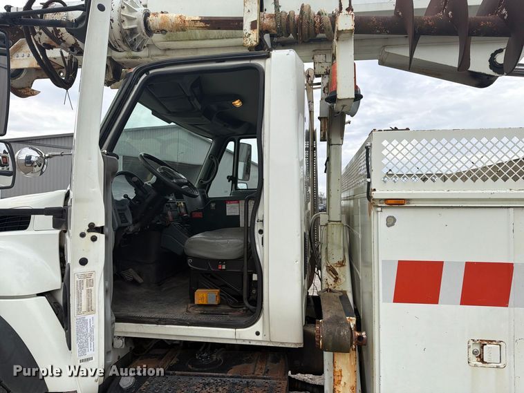image for item FG3031 2002 International 7400 digger derrick truck
