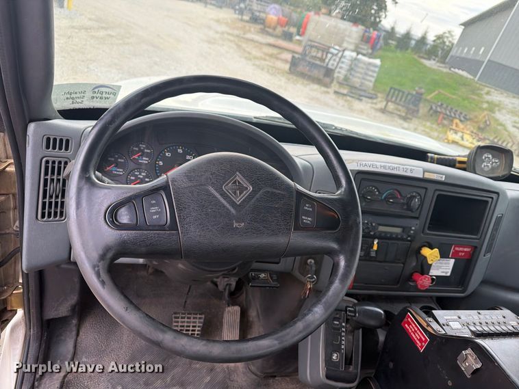 image for item FG3031 2002 International 7400 digger derrick truck