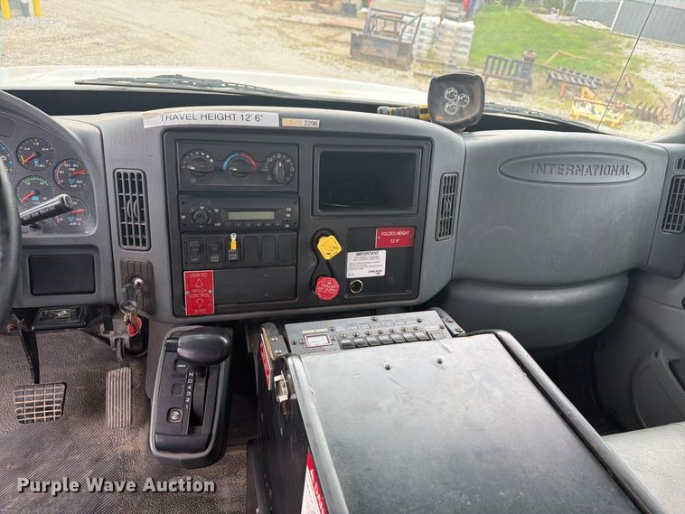 image for item FG3031 2002 International 7400 digger derrick truck