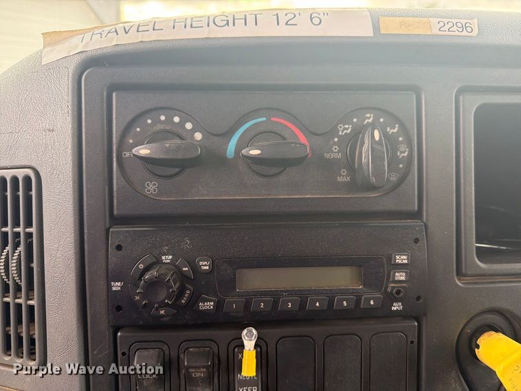 image for item FG3031 2002 International 7400 digger derrick truck