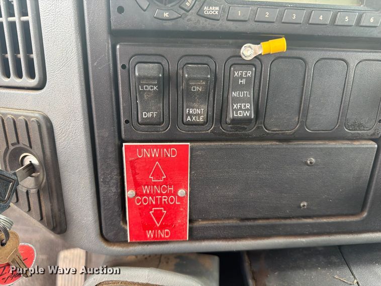 image for item FG3031 2002 International 7400 digger derrick truck