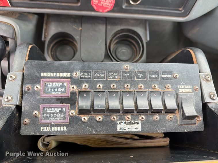 image for item FG3031 2002 International 7400 digger derrick truck